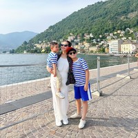 Nagita Slavina menikmati liburannya di Italia bersama dua anaknya, Rafathar dan Rayyanza. Foto: Dok. Instagram RaffiNagita