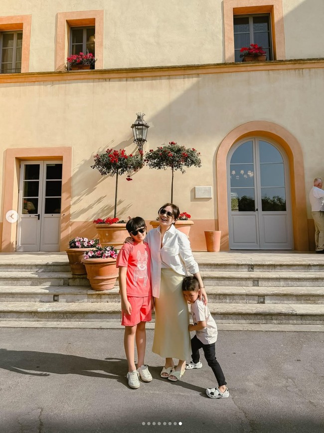 Nagita terlihat ceria saat berpose bersama Rafathar dan Rayyanza. Kali ini istri Raffi Ahmad itu memadukan midi skirt kuning dan kemeja putih. Kemeja yang dikenakannya dari butik Jade Jakarta seharga Rp 5,9 juta. Foto: Dok. Instagram RaffiNagita