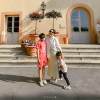 Nagita terlihat ceria saat berpose bersama Rafathar dan Rayyanza. Kali ini istri Raffi Ahmad itu memadukan midi skirt kuning dan kemeja putih. Kemeja yang dikenakannya dari butik Jade Jakarta seharga Rp 5,9 juta. Foto: Dok. Instagram RaffiNagita