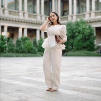 Saat liburan di Italia, Nagita Slavina tak lupa memakai busana dari brandnya sendiri Nagitaslavina.co. Busana serba putih itu dipadukannya dengan clutch Bottega Veneta seharga Rp 287 juta. Foto: Dok. Instagram RaffiNagita