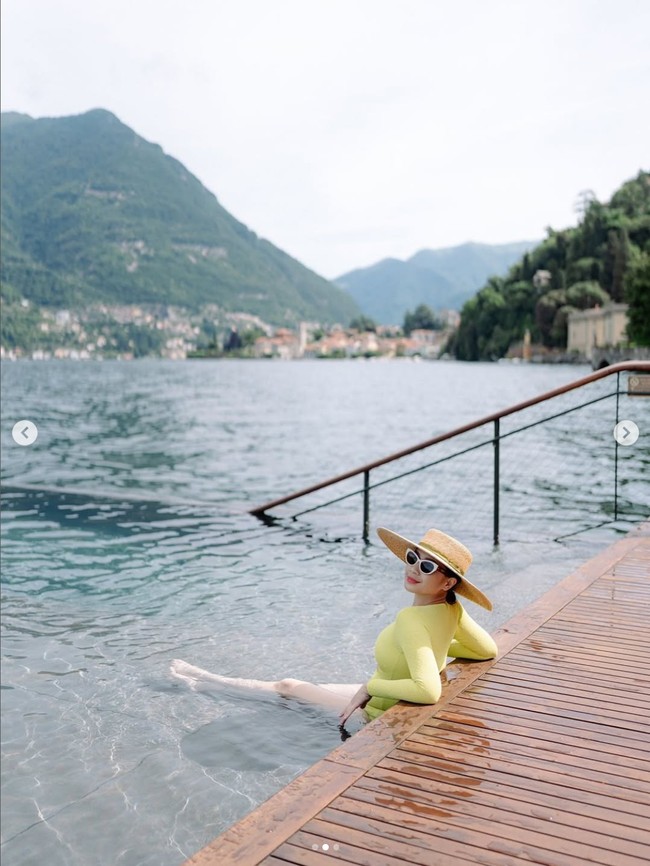 Menikmati liburan musim panas di Italia, Nagita Slavina berpose di pinggir danau. Artis 37 tahun itu tampil mencuri perhatian dengan baju renang warna lemon dari brand Swimsaic yang dijual seharga Rp 1,5 juta. Foto: Dok. Instagram RaffiNagita