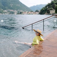 Menikmati liburan musim panas di Italia, Nagita Slavina berpose di pinggir danau. Artis 37 tahun itu tampil mencuri perhatian dengan baju renang warna lemon dari brand Swimsaic yang dijual seharga Rp 1,5 juta. Foto: Dok. Instagram RaffiNagita