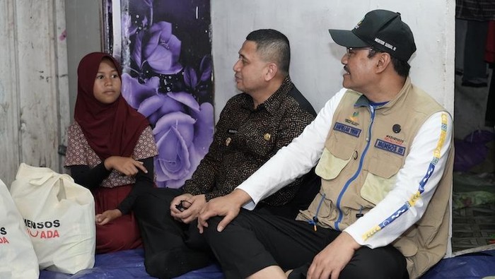 Naila, calon siswa Sekolah Rakyat disambangi Kemensos di rumahnya dalam rangka peninjauan.