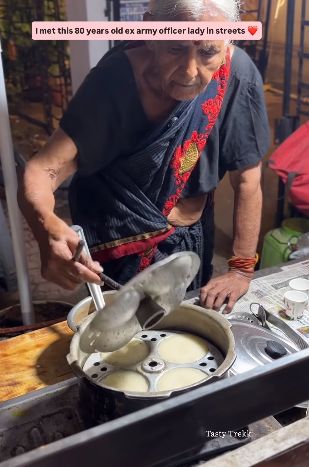 Keren! Nenek Veteran Berusia 80 Tahun Masih Gesit Jualan