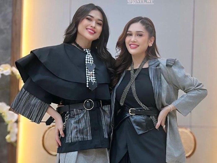 Duo New Sister usai tampil di salah satu acara beberapa waktu lalu.