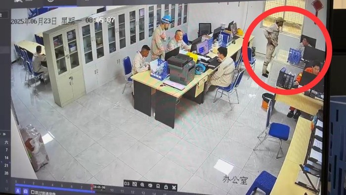 Oknum karyawan PT IWIP di Halteng menikam manajer di dalam kantor karena tidak terima dipecat.