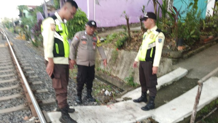 olisi mengecek lokasi tempat kejadian lansia terserempet KA Babaranjang