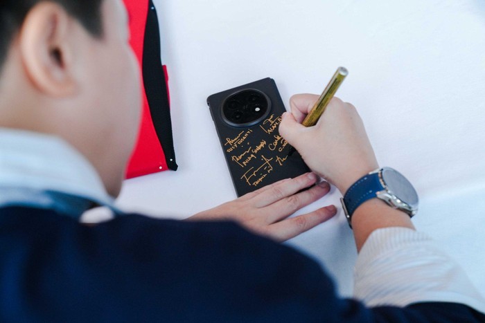 OPPO Lelang 3 Unit Find N5 Edisi 8 Legenda Bulutangkis RI.