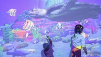 Pengunjung antusias menikmati Pameran Imersif di Taman Ismail Marzuki (TIM), Jakarta, Kamis (19/6/2025). Pameran ini menjadi salah satu daya tarik utama bagi warga yang mengisi waktu luang selama libur sekolah, terutama bagi keluarga yang membawa anak-anak.  