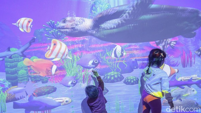 Pameran Imersif di TIM, Liburan Seru Penuh Edukasi Digital Pengunjung tampak antusias menikmati Pameran Imersif di Taman Ismail Marzuki (TIM), Jakarta, Kamis (19/6/2025). Pameran ini menjadi salah satu daya tarik utama bagi warga yang mengisi waktu luang selama libur sekolah, terutama bagi keluarga yang membawa anak-anak.