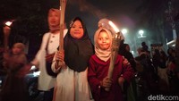 Peserta berasal dari berbagai kalangan, mulai dari pelajar, komunitas remaja masjid, hingga keluarga yang membawa anak-anak mereka. Dengan obor menyala di tangan, mereka berjalan sembari melantunkan shalawat, takbir, dan doa.