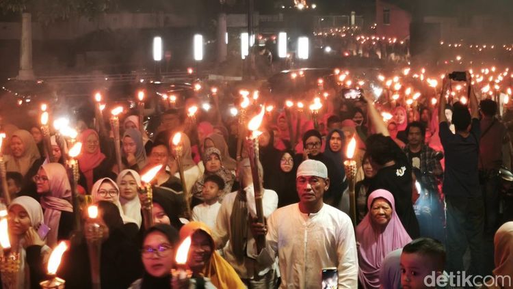 Cahaya Obor Terangi Bandung di Malam 1 Muharram 1447 H