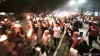 Sepanjang rute, suasana kota dihiasi cahaya oranye dari obor yang bergerak perlahan. Lantunan rebana dan hadroh dari beberapa grup marawis menambah semarak suasana malam itu.