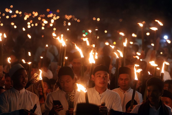 Sejumlah warga mengikuti pawai obor di Jalan Raya Tegar Beriman, Cibinong , Kabupaten Bogor, Jawa Barat, Kamis (26/6/2025). Pawai obor yang diikuti ratusan warga tersebut digelar dalam rangka menyambut Tahun Baru Islam 1 Muharram 1447 Hijriah. ANTARA FOTO/Yulius Satria Wijaya/foc.