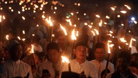 Sejumlah warga mengikuti pawai obor di Jalan Raya Tegar Beriman, Cibinong , Kabupaten Bogor, Jawa Barat, Kamis (26/6/2025). Pawai obor yang diikuti ratusan warga tersebut digelar dalam rangka menyambut Tahun Baru Islam 1 Muharram 1447 Hijriah. Foto: ANTARA FOTO/Yulius Satria Wijaya