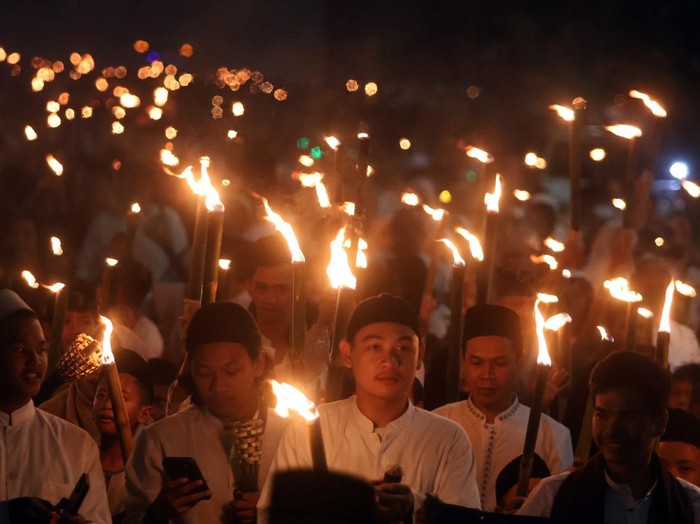 Sejumlah warga mengikuti pawai obor di Jalan Raya Tegar Beriman, Cibinong , Kabupaten Bogor, Jawa Barat, Kamis (26/6/2025). Pawai obor yang diikuti ratusan warga tersebut digelar dalam rangka menyambut Tahun Baru Islam 1 Muharram 1447 Hijriah. ANTARA FOTO/Yulius Satria Wijaya/foc.