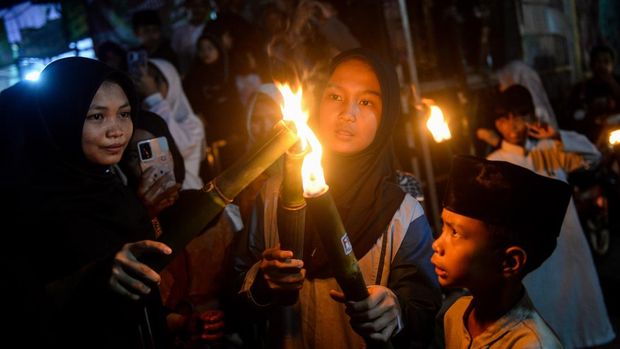 Warga menyalakan obor saat mengikuti pawai di Cipondoh, Kota Tangerang, Banten, Kamis (26/6/2025). Pawai obor tersebut digelar dalam rangka menyambut Tahun Baru Islam 1 Muharam 1447 Hijriah. ANTARA FOTO/Putra M. Akbar/foc.