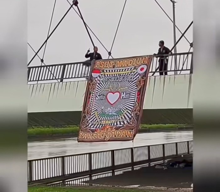 Pembentangan logo pesilat PSHT di Jepang