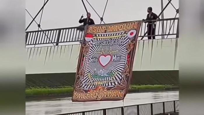 Pembentangan logo pesilat PSHT di Jepang