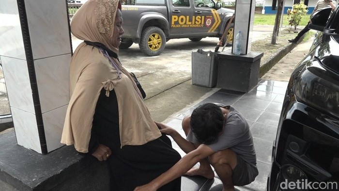 Pemuda di Polman menangis sampai bersujud di kantor polisi usai aniaya ibu kandungnya.