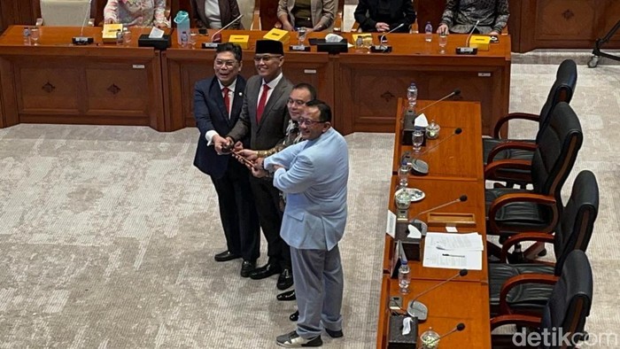 Wakil Ketua DPR RI Sufmi Dasco Ahmad memimpin penetapan pergantian pimpinan Komisi I DPR RI. Sukamta menggantikan Ahmad Heryawan sebagai Wakil Ketua Komisi I DPR Fraksi PKS.