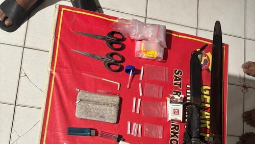 Barang bukti senjata tajam dan sabu-sabu yang diamankan bersama tiga orang pengedar di Dompu, Rabu (25/6/2025).