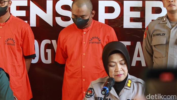 Polisi membongkar praktik penipuan dengan modus jasa konsultasi pinjol dan penghapusan data pinjaman hingga berujung pada penipuan. Satu pelaku inisial AS (tengah) ditangkap tim Ditreskrimsus Polda DIY.