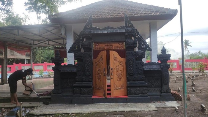 Penjaga Makam Prabu Tawang Alun membersihkan makam.