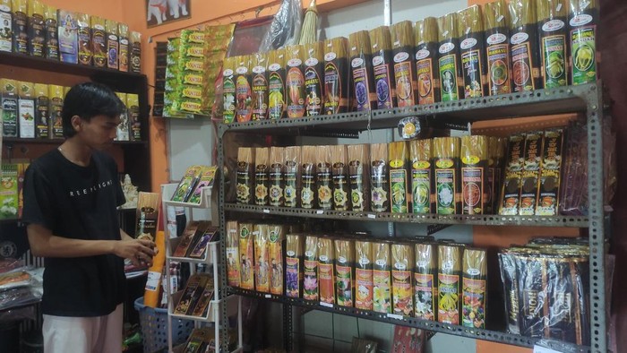 Penjual dupa dikecamkan Genteng Banyuwangi tengah menyusun dupa di rak