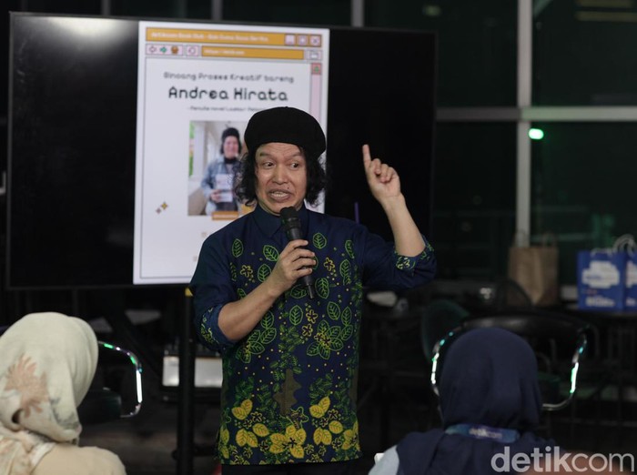 Penulis Andrea Hirata saat menyambangi kantor detikcom pada Rabu malam (25/6/2025). Penulis Andrea Hirata saat menyambangi kantor detikcom pada Rabu malam (25/6/2025).