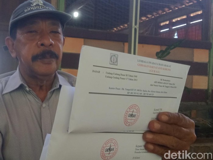 Ketua Gerakan Rakyat Anti Korupsi (Gerak) Klaten, Agus Harsono menunjukkan surat untuk tindak lanjut kasus tata ruang di Klaten, Kamis (26/6/2025).
