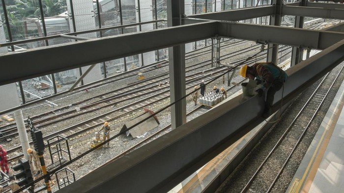 Persiapan Akhir Stasiun Tanah Abang Baru Sambut Pengalihan Penumpang Pekerja mengecat bagian rangka Stasiun Tanah Abang Baru, Jakarta Pusat, Kamis (26/6/2025). PT Kereta Api Indonesia (KAI) Commuter akan melakukan switch over atau pengalihan alur perpindahan penumpang di Stasiun Tanah Abang Baru tahap 1 mulai 28 Juni 2025 dengan kapasitas penumpang transit mencapai 300.000 orang per hari. ANTARA FOTO/Fakhri Hermansyah/tom.