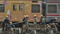 Pekerja menyelesaikan pemasangan jalur kereta di Stasiun Tanah Abang Baru. PT Kereta Api Indonesia (KAI) Commuter akan melakukan switch over atau pengalihan alur perpindahan penumpang di Stasiun Tanah Abang Baru tahap 1 mulai 28 Juni 2025. Foto: ANTARA FOTO/Fakhri Hermansyah