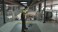 Pekerja membersihkan lantai Stasiun Tanah Abang Baru. Stasiun baru ini memiliki kapasitas penumpang transit mencapai 300.000 orang per hari. Foto: ANTARA FOTO/Fakhri Hermansyah