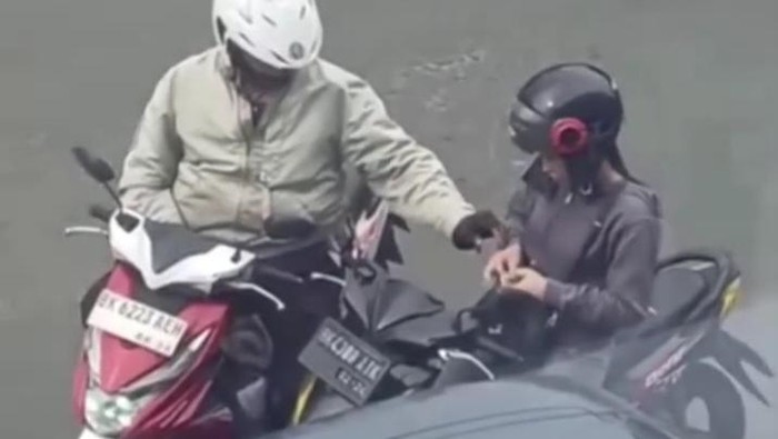 Personel Satlantas Polrestabes Medan melakukan pungli terhadap pelanggar lalu lintas di Jalan Palang Merah (Istimewa)