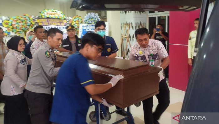 Petugas rumah sakit membawa peti jenazah masuk ke ambulans untuk diberangkatkan ke Bali menjalani autopsi di Mataram, NTB, Kamis (26/6/2025). (ANTARA/Dhimas B.P.)
