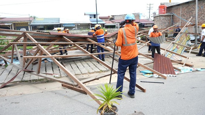 Pihak PT KAI Divre I Sumut membongkar warung ilegal di tanah aset PT KAI di Labura. ( Dok PT KAI)