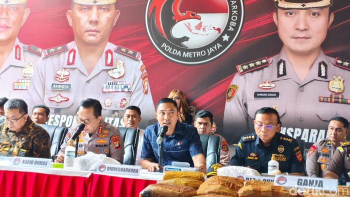 Polda Metro Jaya menggelar konferensi pers pengungkapan kasus narkoba, pada Kamis (26/6/2025). Selama operasi Mei-Juni 2025, Polda metro Jaya mengungkap narkoba Rp 53,52 miliar dan menangkap seribuan tersangka.