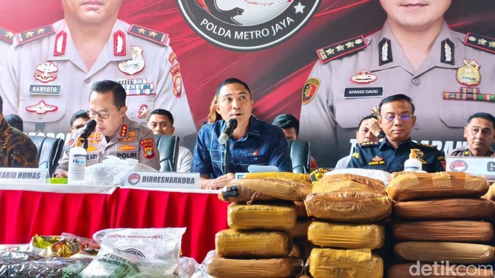 Polda Metro Jaya menggelar konferensi pers pengungkapan kasus narkoba, pada Kamis (26/6/2025). Selama operasi Mei-Juni 2025, Polda metro Jaya mengungkap narkoba Rp 53,52 miliar dan menangkap seribuan tersangka.