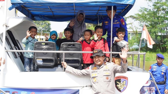Polda Riau menghadirkan kapal baca hingga klinik apung untuk melayani masyarakat di pesisir melalui program Jalur. Program ini diresmikan Kapolda Riau Irjen Herry Heryawan di Pekanbaru, Riau, pada Rabu (25/6/2025).