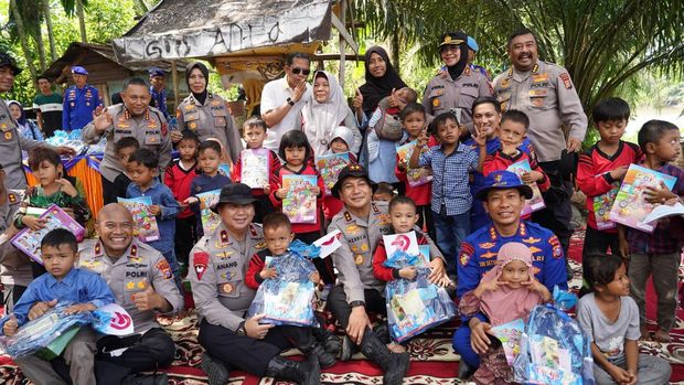 Polda Riau menghadirkan kapal baca hingga klinik apung untuk melayani masyarakat di pesisir melalui program Jalur. Program ini diresmikan Kapolda Riau Irjen Herry Heryawan di Pekanbaru, Riau, pada Rabu (25/6/2025).