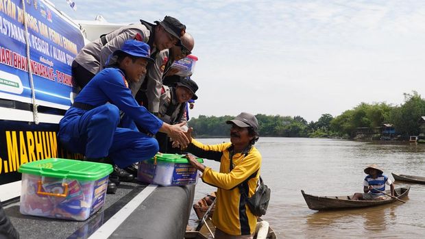 Polda Riau menghadirkan kapal baca hingga klinik apung untuk melayani masyarakat di pesisir melalui program Jalur. Program ini diresmikan Kapolda Riau Irjen Herry Heryawan di Pekanbaru, Riau, pada Rabu (25/6/2025).