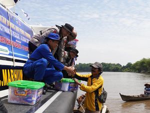 Kapal Cepat Polda Riau Salurkan 79 Sembako dan Pohon ke Masyarakat Pesisir