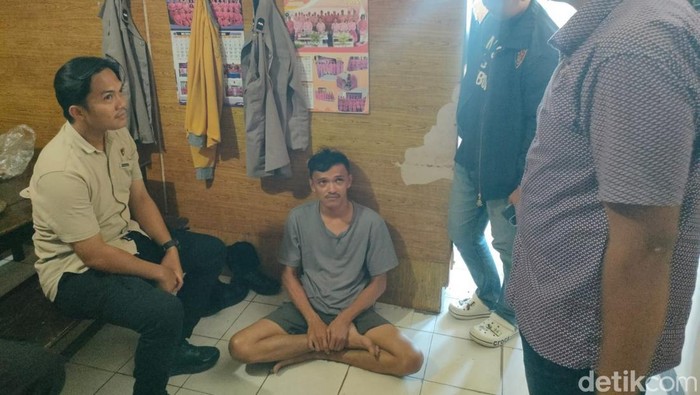 Polisi mengamankan pelaku (tengah) yang menganiaya ibu kandungnya di Polman.