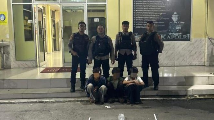 Polisi mengamankan tiga remaja yang terlibat tawuran di Petamburan, Jakarta Pusat, pada Kamis (26/6/2025) dini hari.