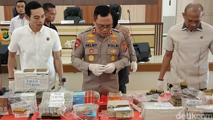 Polisi menunjukkan barang bukti dari penggerebekan rumah senpi