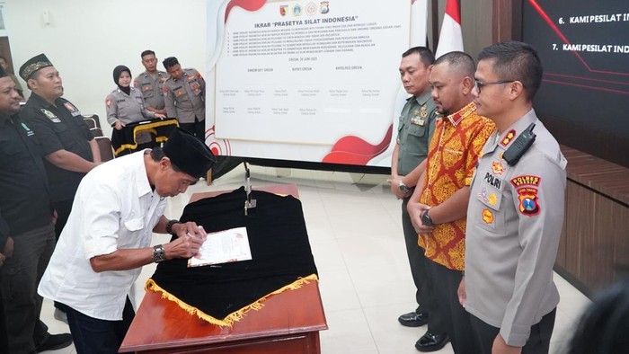 Kapolres Gresik AKBP Rovan Richard Mahenu usai rakor di Rupatama Sarja Arya Racana Mapolres Gresik