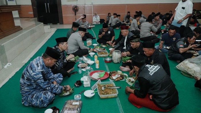 Polres Jombang liwetan bersama pesilat dalam rangka menjaga keamanan di malam 1 Suro.