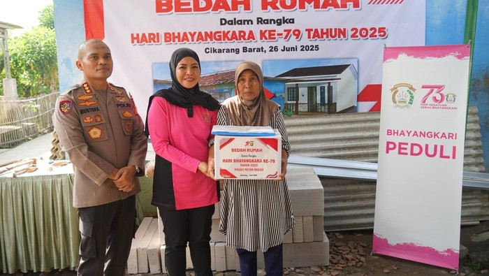 Polres Metro Bekasi menggelar kegiatan bakti sosial berupa bedah rumah warga dalam rangka menyambut HUT Bhayangkara ke-79. (dok.istimewa)
