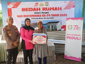 Sambut HUT Bhayangkara Ke-79, Polres Metro Bekasi Bedah Rumah Warga
